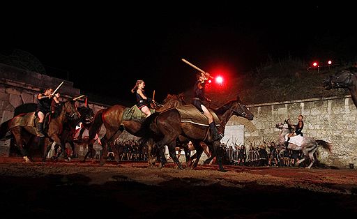 16.07.2010 В венгерском конном театре Equestrian Theatre поставили рок-оперу &quot;Троя&quot; по мотивам &quot;Иллиады&quot; Гомера. Задействованные в постановке актеры играют верхом