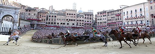 15.08.2010 В итальянском городе Сиена в рамках подготовки к традиционному историческому празднику Палио прошли конные скачки. Пришедший первым получает переходящий победный флаг, становится известным горожанином и получает денежный приз