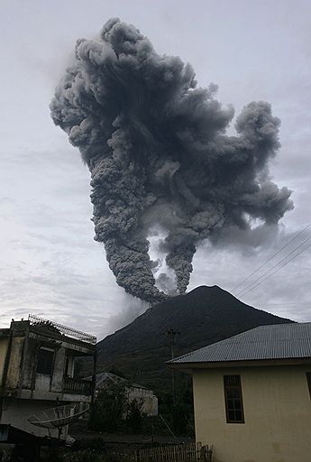 30.08.2010 Начал извергаться индонезийский вулкан Синабун. Власти ввели в районе наивысшую степень опасности. Около 40 тыс. человек были эвакуированы из близлежащих территорий