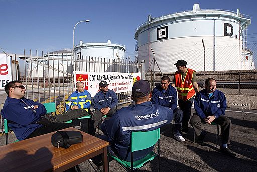 07.10.2010 К забастовке на нефтяном терминале Fos Lavera в порту Марселе присоединились рабочие одного из четырех нефтеперерабатывающих заводов региона. Они выступают против реформы портового хозяйства и увеличения пенсионного возраста