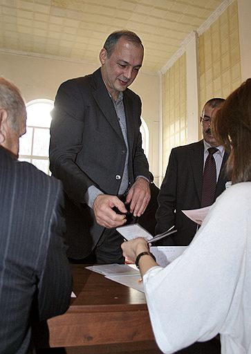 10.10.2010 В 77 регионах России прошел единый день голосования: избирались депутаты региональных и местных парламентов, главы муниципалитетов. По оценке наблюдателей, этот день голосования по количеству нарушений намного превзошел мартовские выборы и практически сравнялся с самыми скандальными региональными выборами, прошедшими в октябре 2009 года