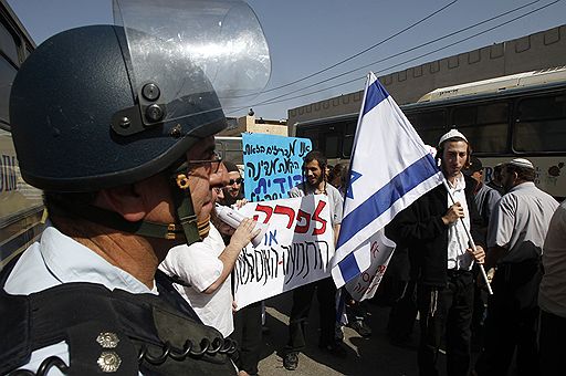 27.10.2010 Израильские студенты собрались около канцелярии премьер-министра в Иерусалиме, протестуя против повышения стипендий для учащихся йешив (религиозных учебных заведений)
