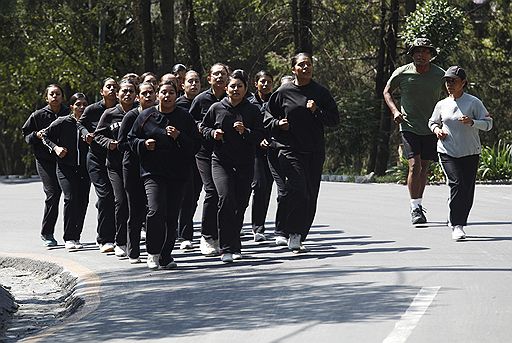 27.10.2010 Женщины проходят восьминедельный курс обучения на военной базе в Мехико. Те, кто выдержат тренинг, смогут дослужиться до звания офицера
