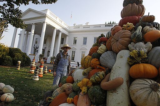 31.10.2010 В разных странах мира прошли мероприятия, посвященные празднованию Хэллоуина. Тысячи людей нарядились в специальные костюмы, украсили свои дома тыквами и свечами