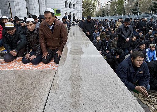 16.11.2010 Мусульмане отметили Курбан-байрам, день жертвоприношения. Молебны начались с раннего утра. Затем правоверные приступили к жертвенному обряду