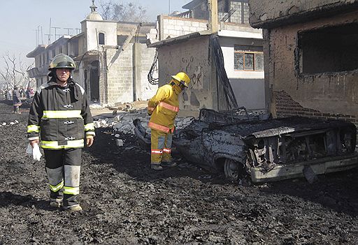 20.12.2010 В Мексике недалеко от столицы страны в районе города Сан-Мартин-Тесмелукан на нефтепроводе произошел взрыв, который предположительно, осуществили террористы. В результате ЧП погибло по меньшей мере 27 человек, пострадали более 30. Взрыв и горящая нефть уничтожили находившиеся поблизости постройки и автомобили