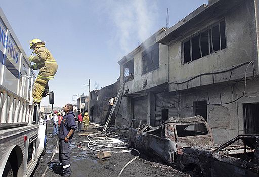 20.12.2010 В Мексике недалеко от столицы страны в районе города Сан-Мартин-Тесмелукан на нефтепроводе произошел взрыв, который предположительно, осуществили террористы. В результате ЧП погибло по меньшей мере 27 человек, пострадали более 30. Взрыв и горящая нефть уничтожили находившиеся поблизости постройки и автомобили