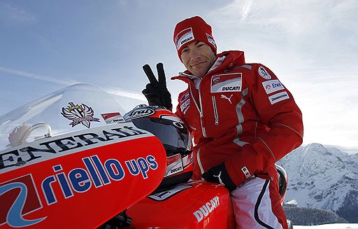 12.01.2011 Гонщики команд Ferrari и MotoGP Ducati приехали в итальянский город Мадонна ди Кампильо, чтобы принять участие в фестивале Wroom. По традиции они катаются на горных лыжах и снегоходах, а также отвечают на вопросы журналистов и гостей мероприятия