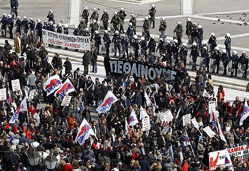 23.02.2011 В Греции прошла всеобщая 24-часовая забастовка против объявленной правительством страны программы жесткой экономии в попытке сократить дефицит госбюджета. В рамках забастовки в Афинах прошла многотысячная акция протеста, вылившаяся в ожесточенную схватку манифестантов со стражами правопорядка 