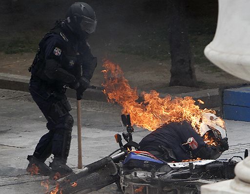 23.02.2011 В Греции прошла всеобщая 24-часовая забастовка против объявленной правительством страны программы жесткой экономии в попытке сократить дефицит госбюджета. В рамках забастовки в Афинах прошла многотысячная акция протеста, вылившаяся в ожесточенную схватку манифестантов со стражами правопорядка 