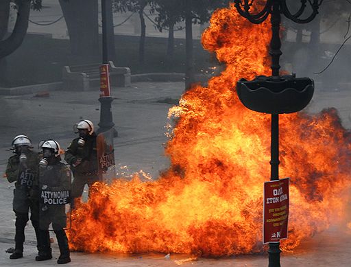 23.02.2011 В Греции прошла всеобщая 24-часовая забастовка против объявленной правительством страны программы жесткой экономии в попытке сократить дефицит госбюджета. В рамках забастовки в Афинах прошла многотысячная акция протеста, вылившаяся в ожесточенную схватку манифестантов со стражами правопорядка 