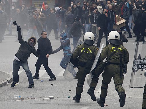 23.02.2011 В Греции прошла всеобщая 24-часовая забастовка против объявленной правительством страны программы жесткой экономии в попытке сократить дефицит госбюджета. В рамках забастовки в Афинах прошла многотысячная акция протеста, вылившаяся в ожесточенную схватку манифестантов со стражами правопорядка 