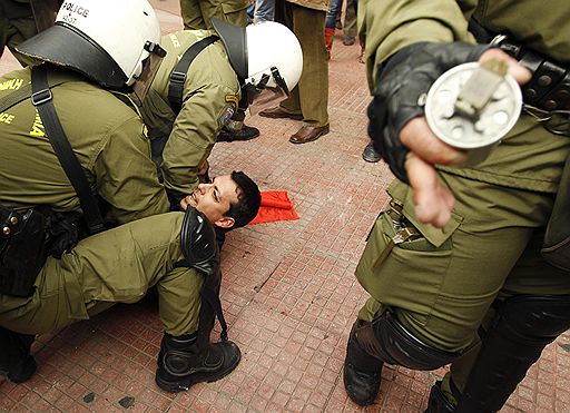 23.02.2011 В Греции прошла всеобщая 24-часовая забастовка против объявленной правительством страны программы жесткой экономии в попытке сократить дефицит госбюджета. В рамках забастовки в Афинах прошла многотысячная акция протеста, вылившаяся в ожесточенную схватку манифестантов со стражами правопорядка 