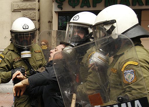 23.02.2011 В Греции прошла всеобщая 24-часовая забастовка против объявленной правительством страны программы жесткой экономии в попытке сократить дефицит госбюджета. В рамках забастовки в Афинах прошла многотысячная акция протеста, вылившаяся в ожесточенную схватку манифестантов со стражами правопорядка 