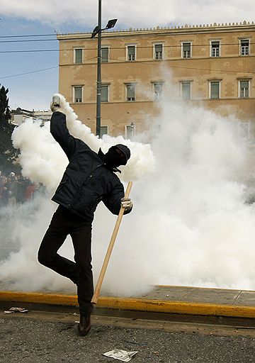 23.02.2011 В Греции прошла всеобщая 24-часовая забастовка против объявленной правительством страны программы жесткой экономии в попытке сократить дефицит госбюджета. В рамках забастовки в Афинах прошла многотысячная акция протеста, вылившаяся в ожесточенную схватку манифестантов со стражами правопорядка 