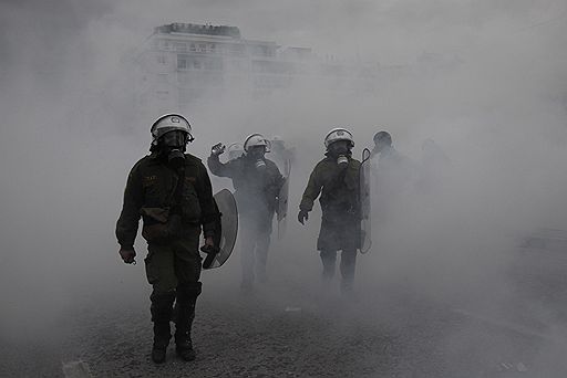 23.02.2011 В Греции прошла всеобщая 24-часовая забастовка против объявленной правительством страны программы жесткой экономии в попытке сократить дефицит госбюджета. В рамках забастовки в Афинах прошла многотысячная акция протеста, вылившаяся в ожесточенную схватку манифестантов со стражами правопорядка 