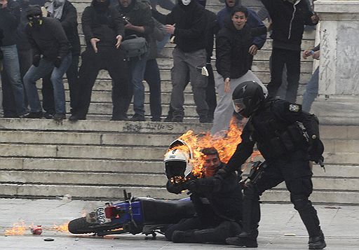 23.02.2011 В Греции прошла всеобщая 24-часовая забастовка против объявленной правительством страны программы жесткой экономии в попытке сократить дефицит госбюджета. В рамках забастовки в Афинах прошла многотысячная акция протеста, вылившаяся в ожесточенную схватку манифестантов со стражами правопорядка 