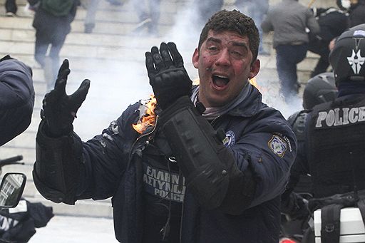 23.02.2011 В Греции прошла всеобщая 24-часовая забастовка против объявленной правительством страны программы жесткой экономии в попытке сократить дефицит госбюджета. В рамках забастовки в Афинах прошла многотысячная акция протеста, вылившаяся в ожесточенную схватку манифестантов со стражами правопорядка 
