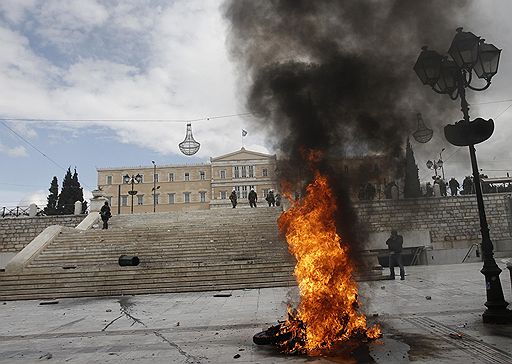 23.02.2011 В Греции прошла всеобщая 24-часовая забастовка против объявленной правительством страны программы жесткой экономии в попытке сократить дефицит госбюджета. В рамках забастовки в Афинах прошла многотысячная акция протеста, вылившаяся в ожесточенную схватку манифестантов со стражами правопорядка 