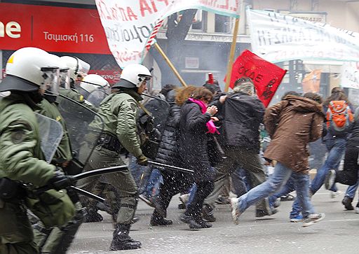 23.02.2011 В Греции прошла всеобщая 24-часовая забастовка против объявленной правительством страны программы жесткой экономии в попытке сократить дефицит госбюджета. В рамках забастовки в Афинах прошла многотысячная акция протеста, вылившаяся в ожесточенную схватку манифестантов со стражами правопорядка 