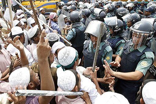 04.04.2011 В Бангладеш прошла забастовка, организованная исламистскими партиями. Недовольство демонстрантов вызвал законопроект, наделяющий женщин и мужчин равными правами наследования. Для разгона демонстрантов, заблокировавших крупную автомагистраль, полицейские применили резиновые пули и слезоточивый газ