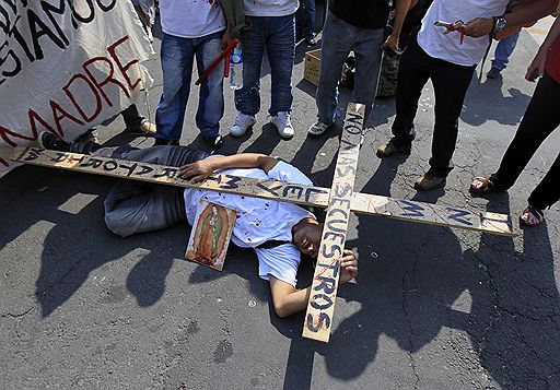 26.04.2011 В городах Мексики проходят демонстрации против разгула преступности. Мигранты из Центральной Америки требуют от властей усилить меры безопасности и остановить насилие в Мексике