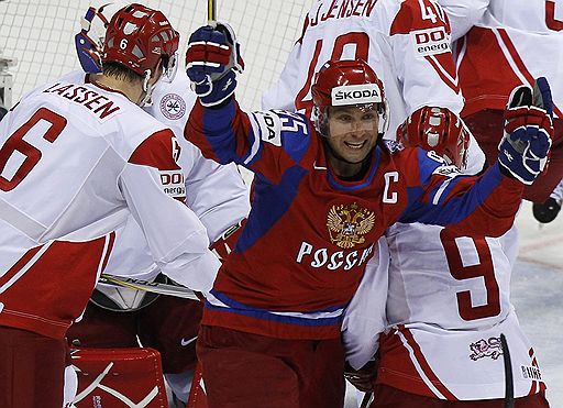 05.05.2011 Российская команда одержала очередную победу на чемпионате мира в Словакии. Благодаря хет-трику Сергея Зиновьева она переиграла датчан – 4:3