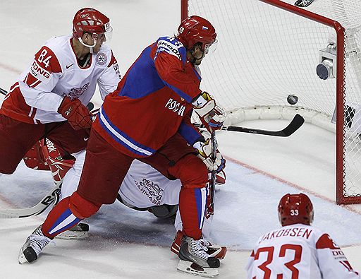 05.05.2011 Российская команда одержала очередную победу на чемпионате мира в Словакии. Благодаря хет-трику Сергея Зиновьева она переиграла датчан – 4:3