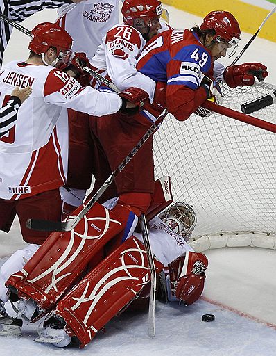 05.05.2011 Российская команда одержала очередную победу на чемпионате мира в Словакии. Благодаря хет-трику Сергея Зиновьева она переиграла датчан – 4:3