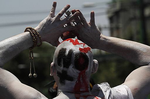 08.05.2011 Тысячи граждан Мексики вышли на демонстрацию против волны убийств, захлестнувшей страну во время &quot;антинаркотической войны&quot;. Кампанию борьбы с наркопреступностью президент Мексики Фелипе Кальдерон начал в 2006 году, и с тех пор она унесла жизни 38 тыс. человек