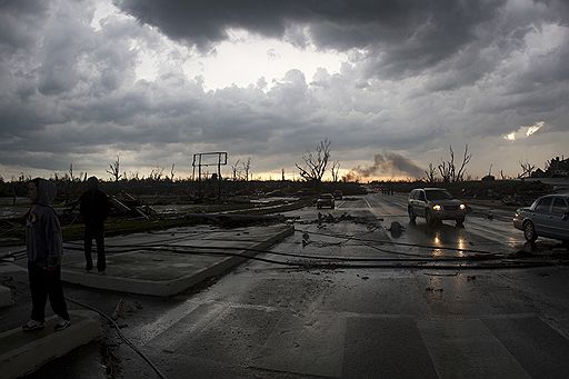 22.05.2011 В результате торнадо, обрушившегося в выходные на штаты Миссури и Миннесота, погиб, по меньшей мере, 31 человек. По данным спасателей, под завалами могут оставаться сотни раненых