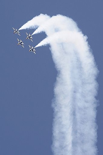 08.06.2011 На румынской авиабазе в городе Когэлчинану прошло авиашоу с участием американских истребителей F-16. Самолеты эскадры Thunderbirds выполнили сложнейшие фигуры, поразив зрителей мастерством высшего пилотажа. США и Румыния сейчас ведут переговоры о покупке F-16