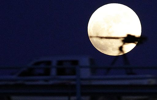 В ночь на 16 июня миллионы жителей Земли наблюдали первое в этом году и самое длительное в тысячелетии лунное затмение. Когда небесное тело полностью попало под тень планеты, оно изменило свой цвет с серебряного до оранжево-красного