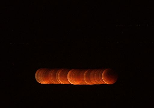 В ночь на 16 июня миллионы жителей Земли наблюдали первое в этом году и самое длительное в тысячелетии лунное затмение. Когда небесное тело полностью попало под тень планеты, оно изменило свой цвет с серебряного до оранжево-красного