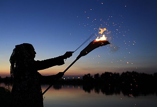 В ночь на 24 июня в Румынии отметили праздник Середины лета. Румынские цыгане в этот день праздновали летнее солнцестояние, которое называется Драгайца (Dragaica) или Sanzienne