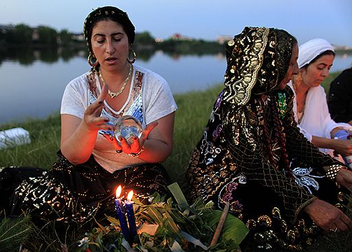 В ночь на 24 июня в Румынии отметили праздник Середины лета. Румынские цыгане в этот день праздновали летнее солнцестояние, которое называется Драгайца (Dragaica) или Sanzienne