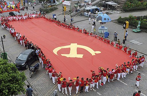 28.06.2011 В Китае началась подготовка к празднованию 90-летия правящей Коммунистической партии. Кроме репетиций официальных парадов и шествий в Поднебесной проводятся самые разные мероприятия, в том числе песенные конкурсы