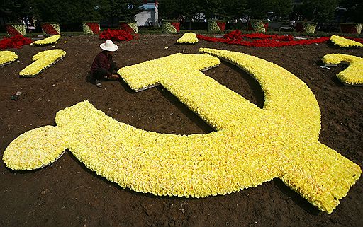 28.06.2011 В Китае началась подготовка к празднованию 90-летия правящей Коммунистической партии. Кроме репетиций официальных парадов и шествий в Поднебесной проводятся самые разные мероприятия, в том числе песенные конкурсы