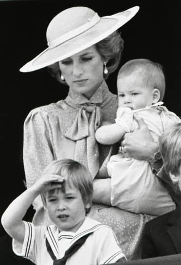 В браке с принцем Чарльзом у леди Дианы родилось двое сыновей — Уильям (1982) и Гарри (1984). В тот день, когда она вышла из роддома с новорожденным принцем Гарри на руках, журналисты назвали ее «идеалом материнства»