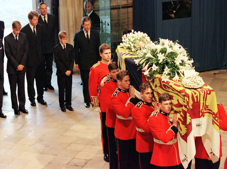 Принцесса Диана была похоронена 6 сентября 1997 года в семейном поместье Спенсеров Элторп в Нортгемптоншире, на уединенном острове посреди озера. По приказу принца Чарльза гроб леди Ди был накрыт штандартом — это привилегированная почесть, воздаваемая только членам королевской семьи. В день похорон была объявлена минута молчания во всем мире