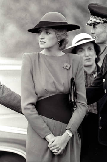 В 1992 году премьер-министр Великобритании Джон Мейджор объявил о решении принца и принцессы Уэльских расстаться. Годом позже в одном из интервью принц Чарльз признался ведущему Джонатану Димблби, что был неверен Диане. В ответ на это принцесса объявила о временном прекращении публичной деятельности, так как ей требовалась «передышка». Вскоре королева рекомендовала паре развестись