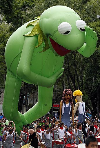 17.07.2011 В Мехико прошел первый городской парад. Горожане, одетые в красочные национальные костюмы, с большой охотой приняли участие в организованных мероприятиях