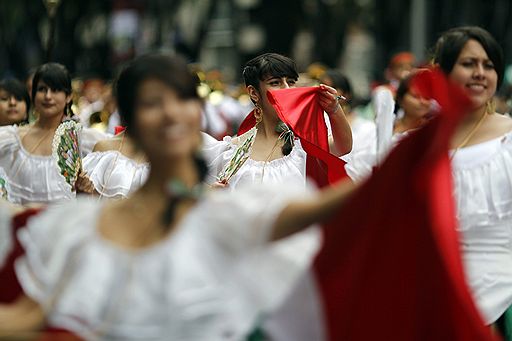 17.07.2011 В Мехико прошел первый городской парад. Горожане, одетые в красочные национальные костюмы, с большой охотой приняли участие в организованных мероприятиях