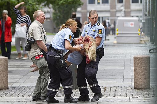 22.07.2011 В центре Осло в пятницу произошел мощный взрыв. Повреждены правительственные здания, а также офис таблоида VG. Свидетели сообщают о десятках раненых. Несколько человек погибли