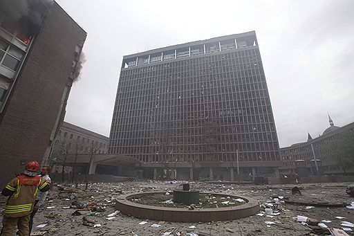 22.07.2011 В центре Осло в пятницу произошел мощный взрыв. Повреждены правительственные здания, а также офис таблоида VG. Свидетели сообщают о десятках раненых. Несколько человек погибли