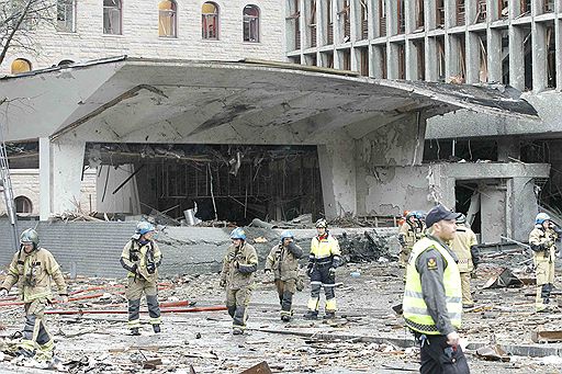 22.07.2011 В центре Осло в пятницу произошел мощный взрыв. Повреждены правительственные здания, а также офис таблоида VG. Свидетели сообщают о десятках раненых. Несколько человек погибли