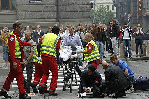 22.07.2011 В центре Осло в пятницу произошел мощный взрыв. Повреждены правительственные здания, а также офис таблоида VG. Свидетели сообщают о десятках раненых. Несколько человек погибли