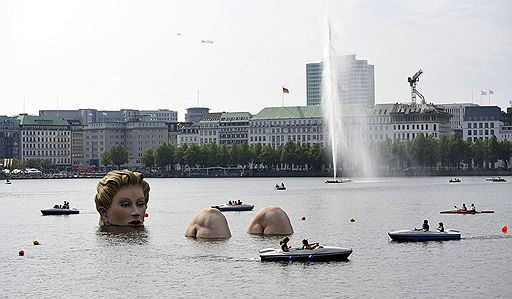 03.08.2011 На гамбургском озере Бинненальстер появилась своя достопримечательность. Прямо в воде скульпторы установили статую купающейся русалки. Прикоснуться к искусству уже прибыли сотни туристов 