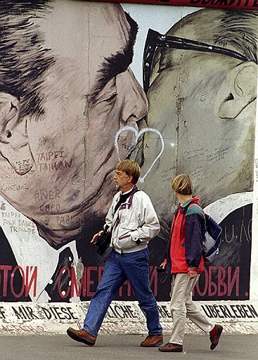 12.08.2011 13 августа исполняется 50 лет с возведения Берлинской стены, разделившей Германию на две части – Западную и Восточную. Берлин готовится провести памятные мероприятия, посвященные годовщине сооружения стены
