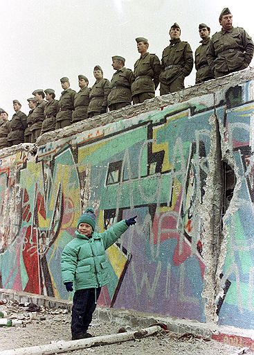 12.08.2011 13 августа исполняется 50 лет с возведения Берлинской стены, разделившей Германию на две части – Западную и Восточную. Берлин готовится провести памятные мероприятия, посвященные годовщине сооружения стены
